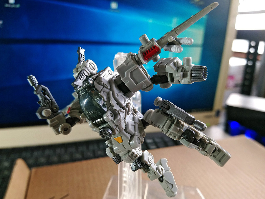 2018-11-28_diaclone-da28_maneuver-delta_suit2.jpg