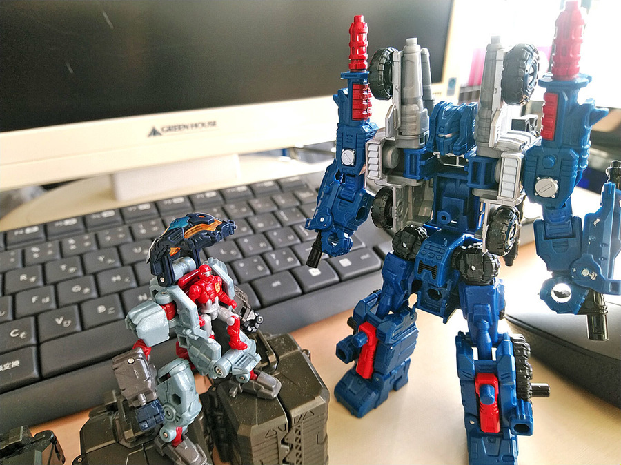 2019-02-28_transformers-siege_autobot-cog_two-shot.jpg