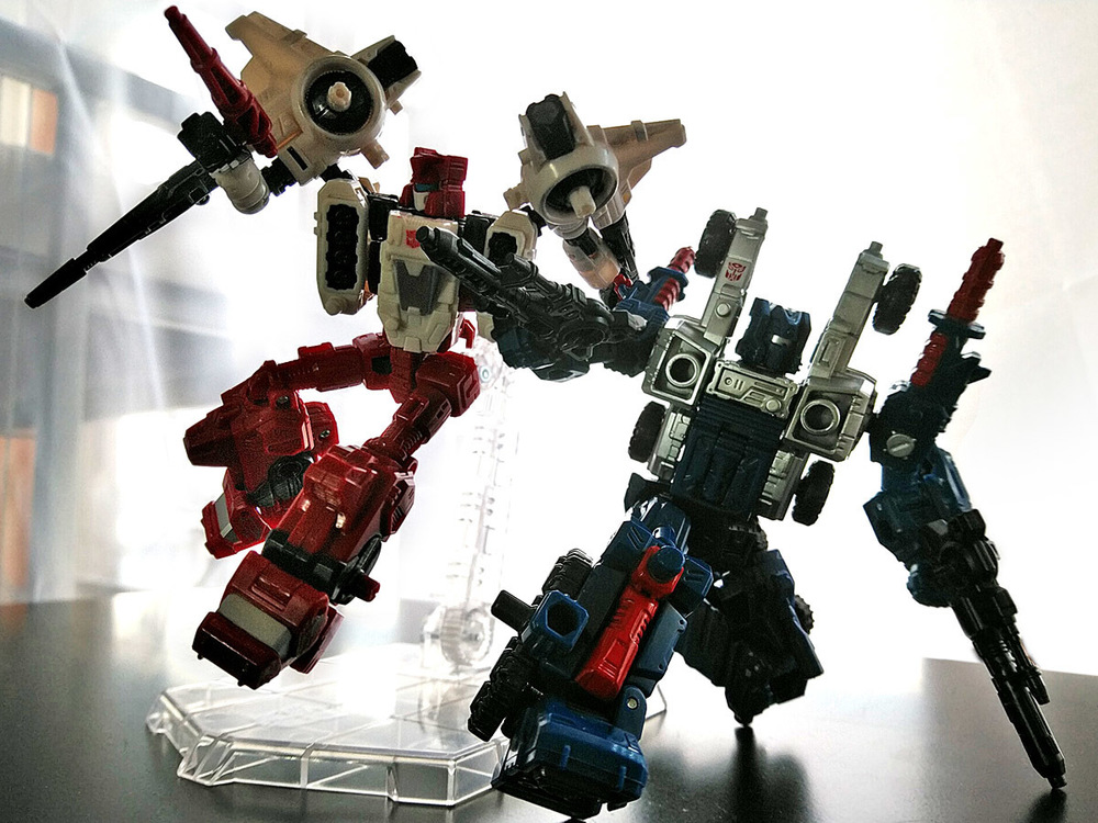 2019-04-29_transformers-siege_sg18-sixgun_two-shot2.jpg