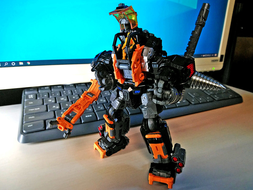 2020-02-06_diaclone-trivers_tridigger_one-hand1.jpg