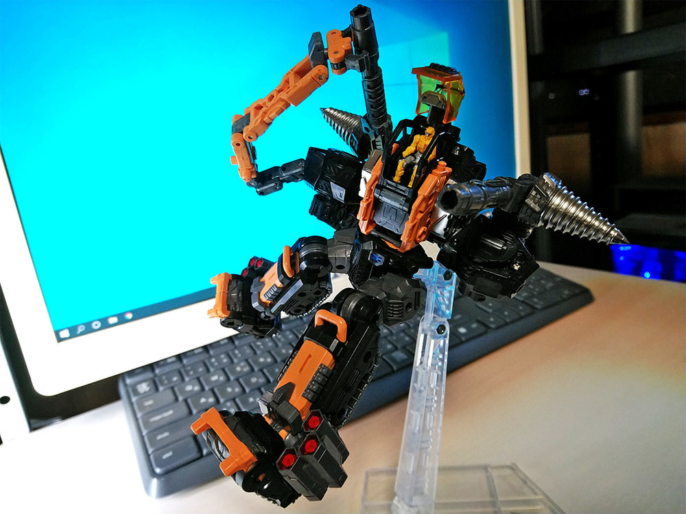 2020-02-06_diaclone-trivers_tridigger_one-hand4.jpg