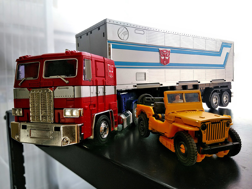 2020-05-03_transformers-studio-series_offroad-bumblebee_group-shot1.jpg