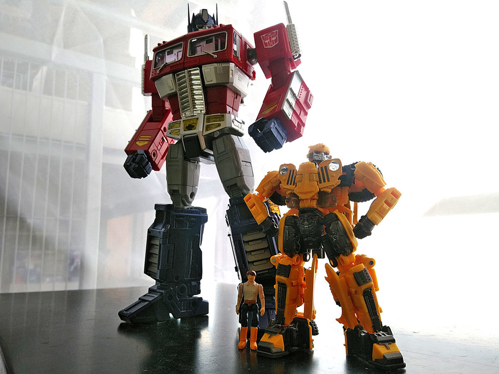 2020-05-03_transformers-studio-series_offroad-bumblebee_group-shot2.jpg