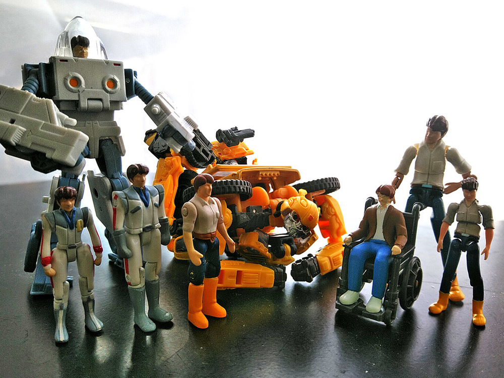 2020-05-03_transformers-studio-series_offroad-bumblebee_group-shot3.jpg