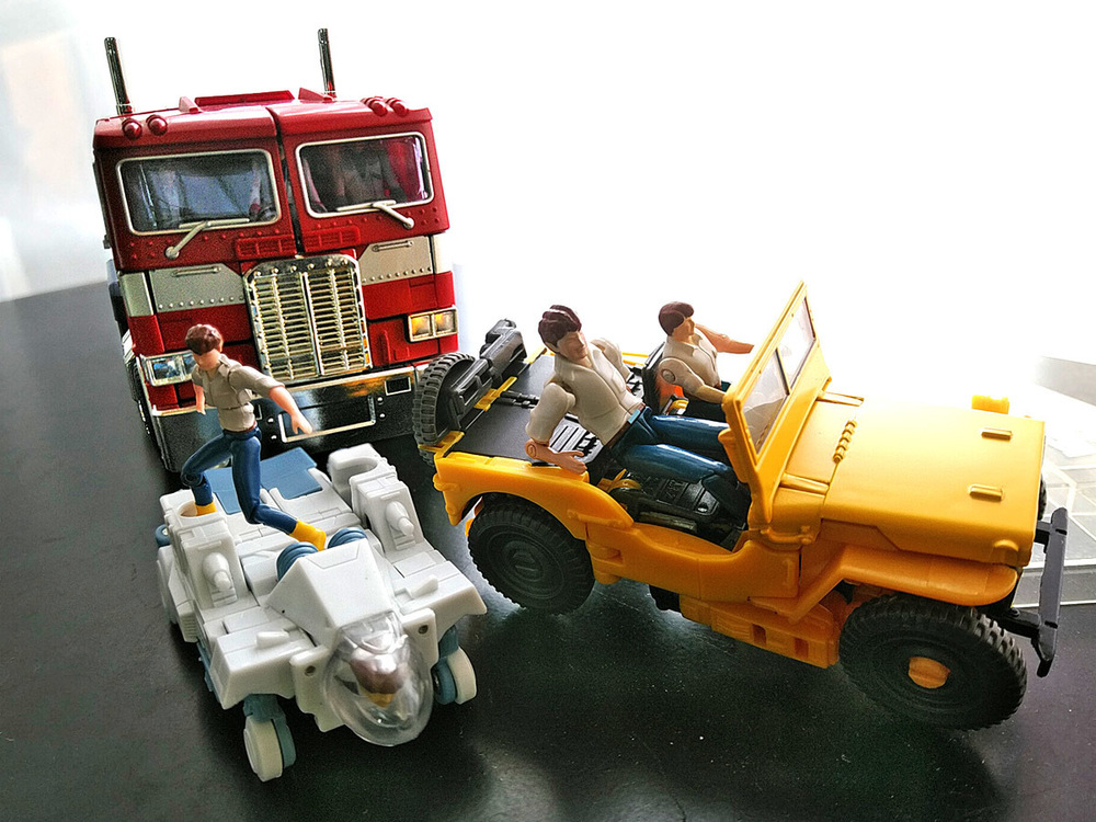 2020-05-03_transformers-studio-series_offroad-bumblebee_group-shot5.jpg