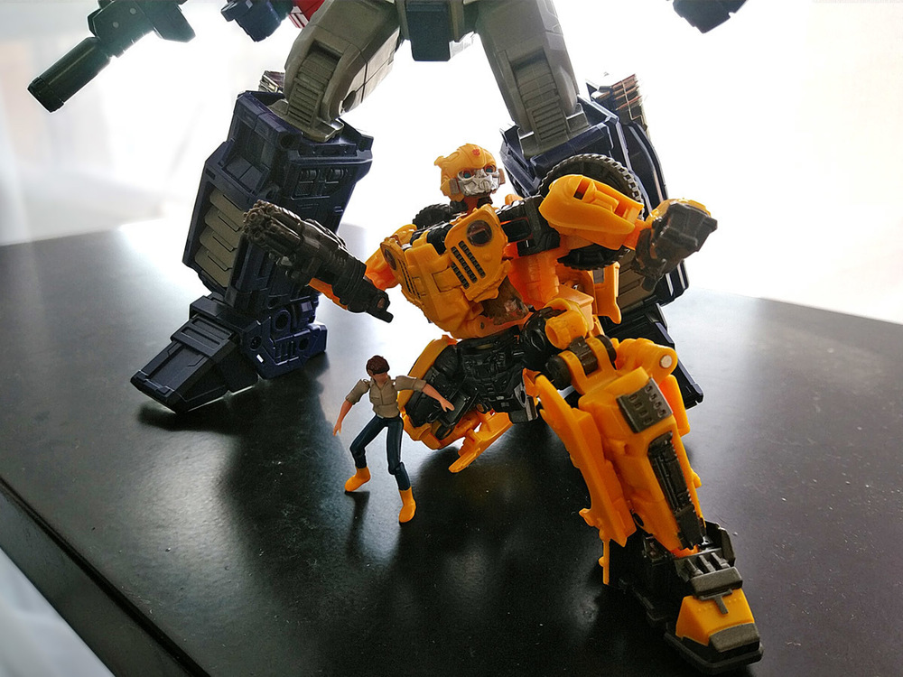 2020-05-03_transformers-studio-series_offroad-bumblebee_robot1.jpg