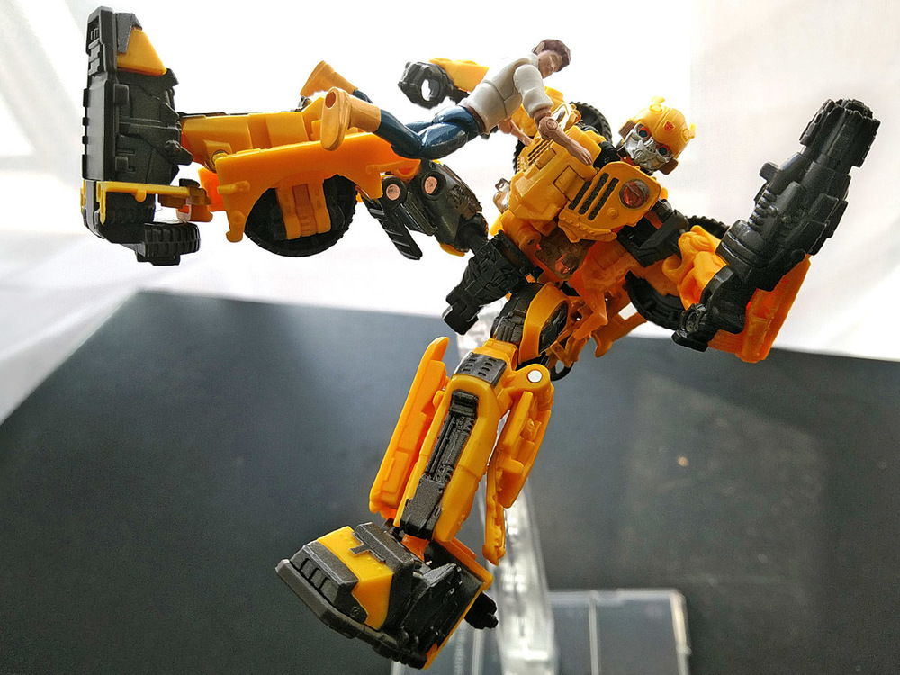 2020-05-03_transformers-studio-series_offroad-bumblebee_robot2.jpg