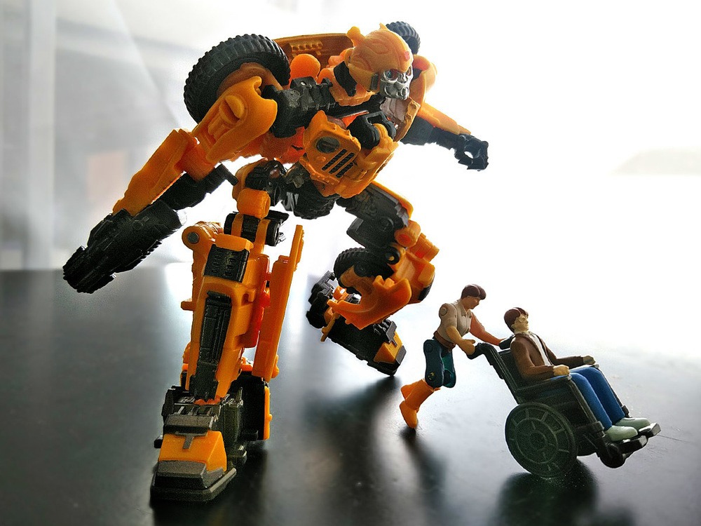 2020-05-03_transformers-studio-series_offroad-bumblebee_robot3.jpg