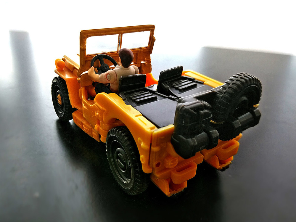2020-05-03_transformers-studio-series_offroad-bumblebee_vehicle2.jpg